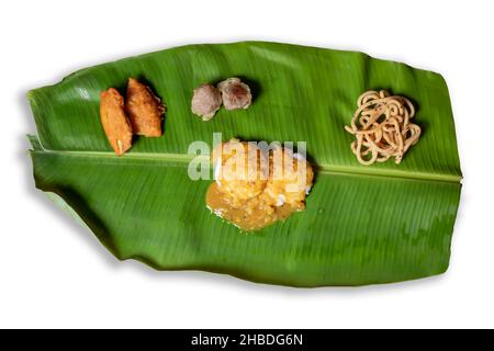 Plat traditionnel servi sur une feuille de banane le jour du festival indien.Il est servi le petit-déjeuner au festival de Diwali. idli sambar, Sweet et Alkali. Banque D'Images