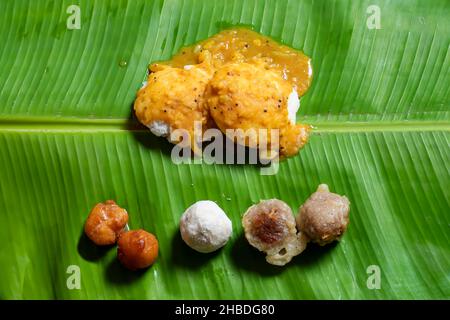 Plat traditionnel servi sur une feuille de banane pendant les festivals indiens.sambar IDLI avec douceur.South Indian il est très populaire manger de souffler samba sur Banque D'Images