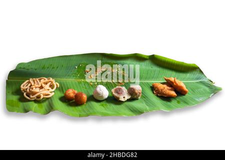 le couple et le dessert restants sur une feuille de banane après avoir mangé sur le repas du festival Banque D'Images