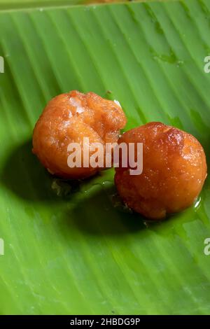 Un Gulab Jamun en feuille de banane.Sweet-dish indien. Banque D'Images