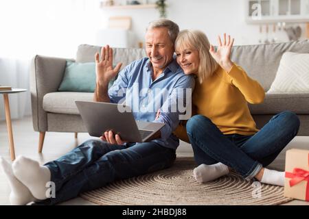 Couple senior appels vidéo Hello to Laptop at Home Banque D'Images