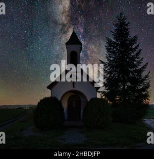 La belle vue d'une petite église et un ciel laiteux Banque D'Images