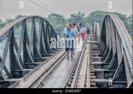 Les touristes marchent sur le pont au-dessus de la rivière Kwai à Kanchanaburi est un mémorial de la Seconde Guerre mondiale et une destination touristique populaire en Thaïlande Banque D'Images