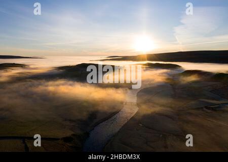 Teesdale, comté de Durham, Royaume-Uni.19th décembre 2021.Météo Royaume-Uni.Il y avait des vues spectaculaires sur les vallées remplies de brouillard tandis que le soleil brille au-dessus du nuage dans Upper Teesdale aujourd'hui.Crédit : David Forster/Alamy Live News Banque D'Images