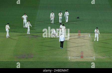 Joe Root d'Angleterre après avoir été frappé par une livraison Mitchell Starc pendant le quatrième jour du deuxième test de cendres à l'Adelaide Oval, Adélaïde.Date de la photo: Dimanche 19 décembre 2021. Banque D'Images