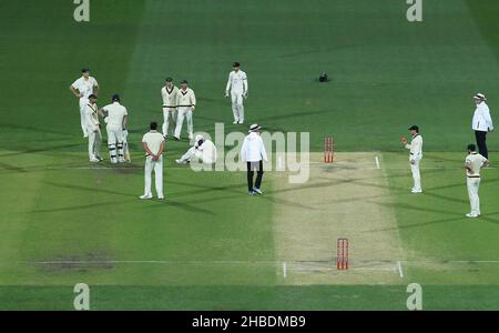 Joe Root d'Angleterre après avoir été frappé par une livraison Mitchell Starc pendant le quatrième jour du deuxième test de cendres à l'Adelaide Oval, Adélaïde.Date de la photo: Dimanche 19 décembre 2021. Banque D'Images