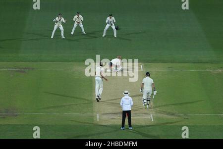 Joe Root d'Angleterre après avoir été frappé par une livraison Mitchell Starc pendant le quatrième jour du deuxième test de cendres à l'Adelaide Oval, Adélaïde.Date de la photo: Dimanche 19 décembre 2021. Banque D'Images