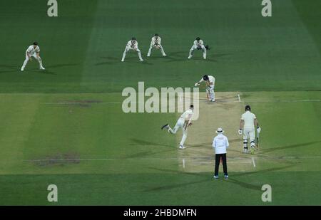 Joe Root d'Angleterre après avoir été frappé par une livraison Mitchell Starc pendant le quatrième jour du deuxième test de cendres à l'Adelaide Oval, Adélaïde.Date de la photo: Dimanche 19 décembre 2021. Banque D'Images