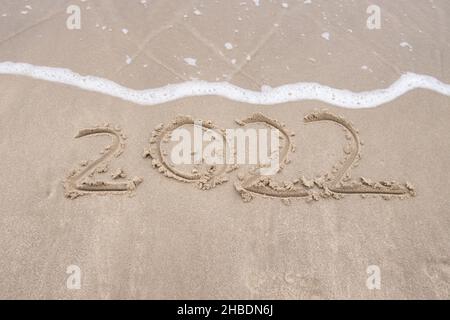 Texte 2022 sur le concept de plage de sable pour la nouvelle année est l'année à venir Banque D'Images