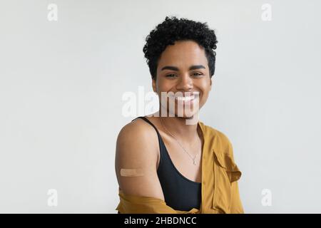 Portrait d'une femme afro-américaine heureuse avec patch collé. Banque D'Images