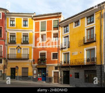 Bâtiment historique étroit coloré dans une rangée dans la vieille partie de la ville de Cuenca, Castille la Manche, Espagne Banque D'Images