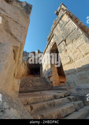 Une photo verticale d'un vieux bâtiment en ruines contre le ciel bleu en été Banque D'Images