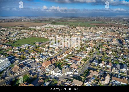 East Wittering, un village de bord de mer dans West Sussex sud de l'Angleterre et populaire auprès des touristes en été, vue aérienne. Banque D'Images