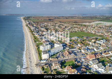 East Wittering front de mer un complexe populaire pour les touristes en été et situé dans West Sussex Sud de l'Angleterre, vue aérienne. Banque D'Images