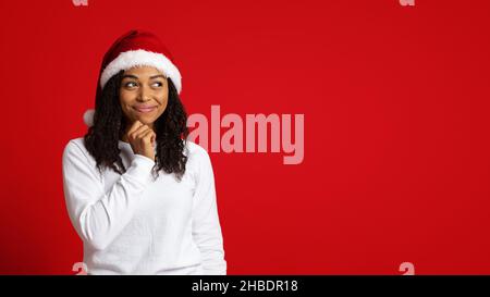 Une jeune femme afro-américaine intéressée regarde l'espace de copie Banque D'Images