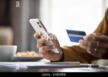 Gros plan jeune femme achetant des biens dans la boutique Internet. Banque D'Images