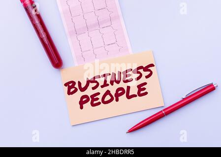 Légende conceptuelle Business People.Photo conceptuelle personnes qui travaillent dans les affaires en particulier à un niveau de direction lecture graphique et écriture important Banque D'Images