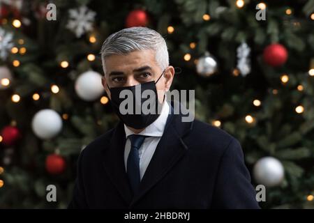 Londres, Royaume-Uni.19th décembre 2021.Le maire de Londres Sadiq Khan arrive à la BBC Broadcasting House dans le centre de Londres pour apparaître sur le Andrew Marr Show.Crédit: Wiktor Szymanowicz/Alamy Live News Banque D'Images