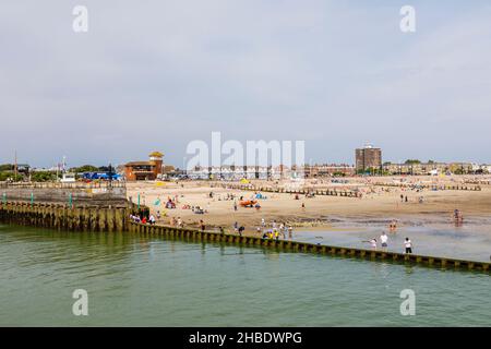 Vue panoramique sur l'estuaire de la rivière Arun d'East Beach, Littlehampton, un petit complexe de vacances sur la côte sud à West Sussex, Royaume-Uni en été Banque D'Images