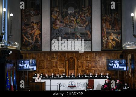 Milan, Italie.19th décembre 2021.Le président de la Commission européenne, Ursula Von Der Leyen, s'exprime lors de l'ouverture de l'année académique à l'Université Cattolica de Milan, Italie, le 19 décembre 2021 crédit: Piero Cruciatti/Alay Live News Banque D'Images