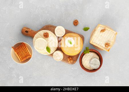 Différents types de fromage sur fond de béton gris, bannière, vue de dessus Banque D'Images