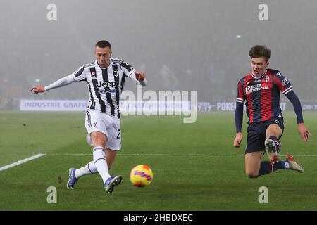 Bologne, Italie, 18th décembre 2021.Aaron Hickey du FC de Bologne se lance dans une tentative de bloquer une croix de Federico Bernardeschi de Juventus pendant la série Un match à Renato Dall'Ara, Bologne.Crédit photo à lire: Jonathan Moscrop / Sportimage crédit: Sportimage / Alay Live News Banque D'Images