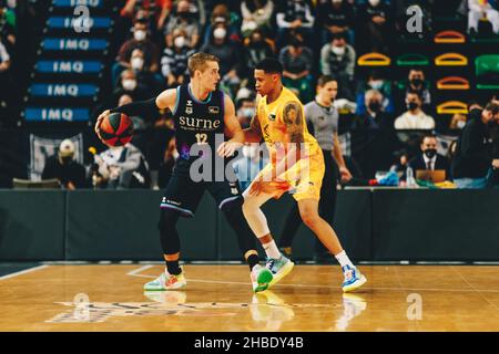 Bilbao, pays basque, ESPAGNE.19th décembre 2021.LUDDE HAKANSON (12) de Bilbao basket tente de passer le ballon pendant le match de la saison régulière de la Ligue ACB ronde 14 entre Surne Bilbao basket et Gran Canaria à Miribilla Bilbao Arena, le 19 décembre 2021 à Bilbao, Espagne.(Credit image: © Edu Del Fresno/ZUMA Press Wire) Credit: ZUMA Press, Inc./Alamy Live News Banque D'Images