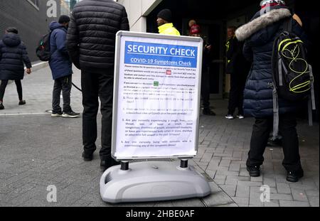 Signalisation du coronavirus devant le match de la Premier League au stade Tottenham Hotspur, Londres.Date de la photo: Dimanche 19 décembre 2021. Banque D'Images