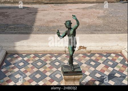 La Maison du Faun, qui était l'une des plus grandes et des plus impressionnantes résidences privées de Pompéi, en Italie, abritait de nombreux objets d'art. Banque D'Images