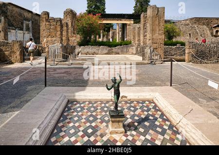 La Maison du Faun, qui était l'une des plus grandes et des plus impressionnantes résidences privées de Pompéi, en Italie, abritait de nombreux objets d'art. Banque D'Images