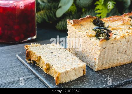 Pâté de poulet et de foie fait maison avec sauce aux canneberges Banque D'Images