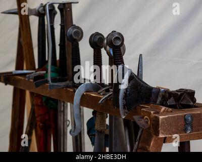 diverses armes médiévales sur un rack en bois Banque D'Images