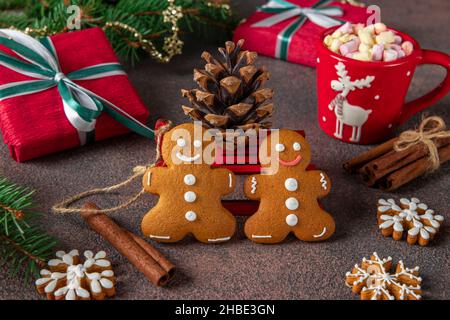 Biscuits Gingerbread homme sur fond de fête nouvel an.Pâtisseries maison pour les vacances d'hiver Banque D'Images