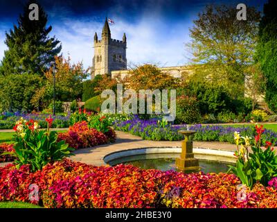 Old Amersham Buckinghamshire .Memorial Gardens et l'église paroissiale St Mary Banque D'Images