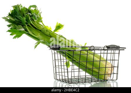 Une branche aromatique mûre de céleri dans un panier, gros plan, isolée sur blanc. Banque D'Images