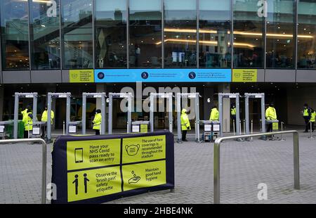 Signalisation du coronavirus devant le match de la Premier League au stade Tottenham Hotspur, Londres.Date de la photo: Dimanche 19 décembre 2021. Banque D'Images