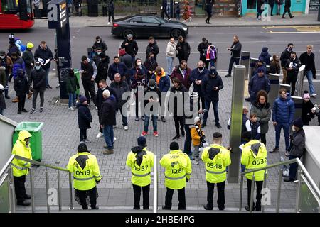 Les fans attendent d'entrer dans le stade avant le match de la Premier League au Tottenham Hotspur Stadium, Londres.Date de la photo: Dimanche 19 décembre 2021. Banque D'Images