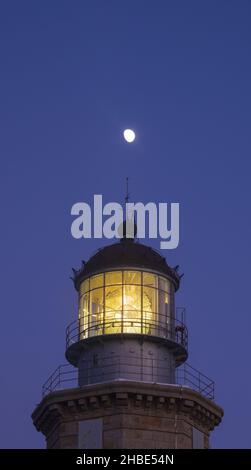 La lune au-dessus du phare de Matxitxako, Bizkaia Banque D'Images