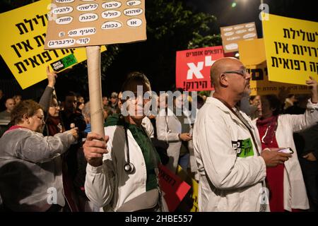 Raánana, Israël.18th décembre 2021.Les manifestants contre les restrictions de Corona et les vaccins pour enfants en Israël avaient fait la démonstration de la résidence voisine du Premier ministre Naftali Benet à Raanana, à la suite des dernières restrictions.La police avait bloqué les manifestants, les empêchant de sortir pour une marche - en utilisant des cavaliers qui ont fouetté la foule qui a secoué un véhicule de police .Finalement, les manifestants avaient réussi à bloquer un carrefour à proximité, sur une route principale israélienne, tandis que la police utilisait des canons à eau pour reprendre le contrôle de l'intersection.Raánana, Israël.18th décembre 2021.(Matan Golan/Alay Live ne Banque D'Images