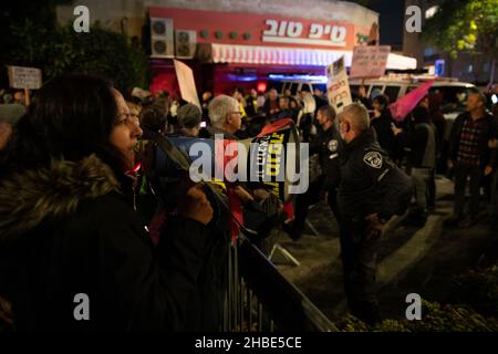 Raánana, Israël.18th décembre 2021.Les manifestants contre les restrictions de Corona et les vaccins pour enfants en Israël avaient fait la démonstration de la résidence voisine du Premier ministre Naftali Benet à Raanana, à la suite des dernières restrictions.La police avait bloqué les manifestants, les empêchant de sortir pour une marche - en utilisant des cavaliers qui ont fouetté la foule qui a secoué un véhicule de police .Finalement, les manifestants avaient réussi à bloquer un carrefour à proximité, sur une route principale israélienne, tandis que la police utilisait des canons à eau pour reprendre le contrôle de l'intersection.Raánana, Israël.18th décembre 2021.(Matan Golan/Alay Live ne Banque D'Images