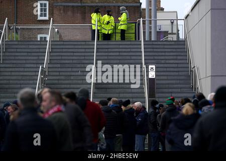 Les fans attendent d'entrer dans le stade avant le match de la Premier League au Tottenham Hotspur Stadium, Londres.Date de la photo: Dimanche 19 décembre 2021. Banque D'Images