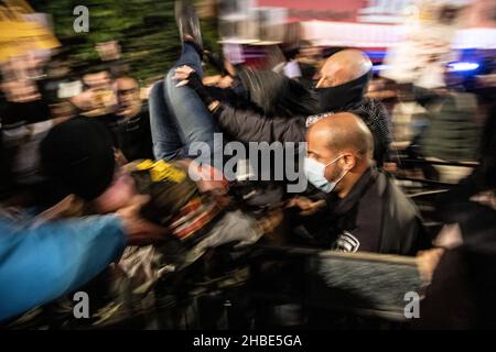 Raánana, Israël.18th décembre 2021.Les manifestants contre les restrictions de Corona et les vaccins pour enfants en Israël avaient fait la démonstration de la résidence voisine du Premier ministre Naftali Benet à Raanana, à la suite des dernières restrictions.La police avait bloqué les manifestants, les empêchant de sortir pour une marche - en utilisant des cavaliers qui ont fouetté la foule qui a secoué un véhicule de police .Finalement, les manifestants avaient réussi à bloquer un carrefour à proximité, sur une route principale israélienne, tandis que la police utilisait des canons à eau pour reprendre le contrôle de l'intersection.Raánana, Israël.18th décembre 2021.(Matan Golan/Alay Live ne Banque D'Images