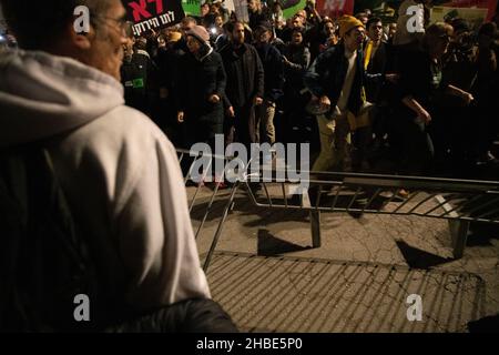 Raánana, Israël.18th décembre 2021.Les manifestants contre les restrictions de Corona et les vaccins pour enfants en Israël avaient fait la démonstration de la résidence voisine du Premier ministre Naftali Benet à Raanana, à la suite des dernières restrictions.La police avait bloqué les manifestants, les empêchant de sortir pour une marche - en utilisant des cavaliers qui ont fouetté la foule qui a secoué un véhicule de police .Finalement, les manifestants avaient réussi à bloquer un carrefour à proximité, sur une route principale israélienne, tandis que la police utilisait des canons à eau pour reprendre le contrôle de l'intersection.Raánana, Israël.18th décembre 2021.(Matan Golan/Alay Live ne Banque D'Images