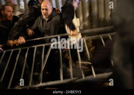 Raánana, Israël.18th décembre 2021.Les manifestants contre les restrictions de Corona et les vaccins pour enfants en Israël avaient fait la démonstration de la résidence voisine du Premier ministre Naftali Benet à Raanana, à la suite des dernières restrictions.La police avait bloqué les manifestants, les empêchant de sortir pour une marche - en utilisant des cavaliers qui ont fouetté la foule qui a secoué un véhicule de police .Finalement, les manifestants avaient réussi à bloquer un carrefour à proximité, sur une route principale israélienne, tandis que la police utilisait des canons à eau pour reprendre le contrôle de l'intersection.Raánana, Israël.18th décembre 2021.(Matan Golan/Alay Live ne Banque D'Images