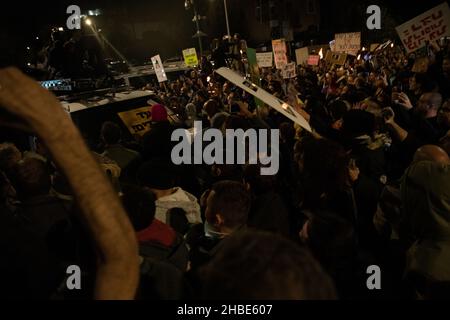 Raánana, Israël.18th décembre 2021.Les manifestants contre les restrictions de Corona et les vaccins pour enfants en Israël avaient fait la démonstration de la résidence voisine du Premier ministre Naftali Benet à Raanana, à la suite des dernières restrictions.La police avait bloqué les manifestants, les empêchant de sortir pour une marche - en utilisant des cavaliers qui ont fouetté la foule qui a secoué un véhicule de police .Finalement, les manifestants avaient réussi à bloquer un carrefour à proximité, sur une route principale israélienne, tandis que la police utilisait des canons à eau pour reprendre le contrôle de l'intersection.Raánana, Israël.18th décembre 2021.(Matan Golan/Alay Live ne Banque D'Images