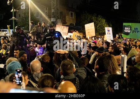 Raánana, Israël.18th décembre 2021.Les manifestants contre les restrictions de Corona et les vaccins pour enfants en Israël avaient fait la démonstration de la résidence voisine du Premier ministre Naftali Benet à Raanana, à la suite des dernières restrictions.La police avait bloqué les manifestants, les empêchant de sortir pour une marche - en utilisant des cavaliers qui ont fouetté la foule qui a secoué un véhicule de police .Finalement, les manifestants avaient réussi à bloquer un carrefour à proximité, sur une route principale israélienne, tandis que la police utilisait des canons à eau pour reprendre le contrôle de l'intersection.Raánana, Israël.18th décembre 2021.(Matan Golan/Alay Live ne Banque D'Images