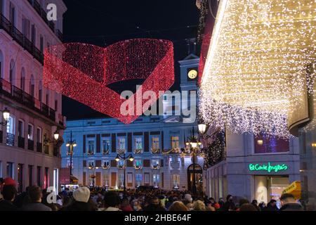 Vue de la Maison Royale de la poste (Real Casa de Correos) avec décoration de Noël à la place Puerta del sol, Madrid, Espagne. Banque D'Images