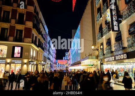 Vue sur la rue Preciados avec lumières de Noël décoration près de Puerta del sol la nuit. Banque D'Images