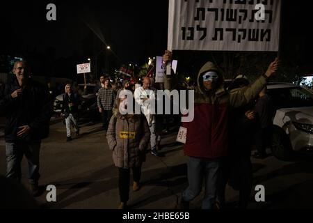 Raánana, Israël.18th décembre 2021.Les manifestants contre les restrictions de Corona et les vaccins pour enfants en Israël avaient fait la démonstration de la résidence voisine du Premier ministre Naftali Benet à Raanana, à la suite des dernières restrictions.La police avait bloqué les manifestants, les empêchant de sortir pour une marche - en utilisant des cavaliers qui ont fouetté la foule qui a secoué un véhicule de police .Finalement, les manifestants avaient réussi à bloquer un carrefour à proximité, sur une route principale israélienne, tandis que la police utilisait des canons à eau pour reprendre le contrôle de l'intersection.Raánana, Israël.18th décembre 2021.(Matan Golan/Alay Live ne Banque D'Images