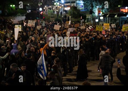 Raánana, Israël.18th décembre 2021.Les manifestants contre les restrictions de Corona et les vaccins pour enfants en Israël avaient fait la démonstration de la résidence voisine du Premier ministre Naftali Benet à Raanana, à la suite des dernières restrictions.La police avait bloqué les manifestants, les empêchant de sortir pour une marche - en utilisant des cavaliers qui ont fouetté la foule qui a secoué un véhicule de police .Finalement, les manifestants avaient réussi à bloquer un carrefour à proximité, sur une route principale israélienne, tandis que la police utilisait des canons à eau pour reprendre le contrôle de l'intersection.Raánana, Israël.18th décembre 2021.(Matan Golan/Alay Live ne Banque D'Images